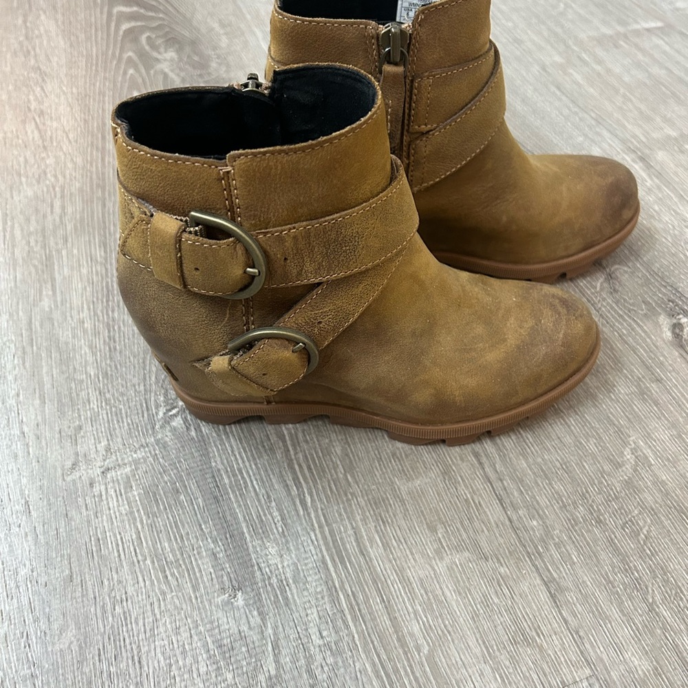 Sorel Joan of Arctic Wedge boots. - Picture 2 of 3